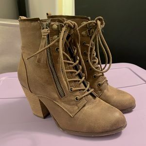 Brown Leather heeled combat boots, size 6.5. Perfect for fall!
